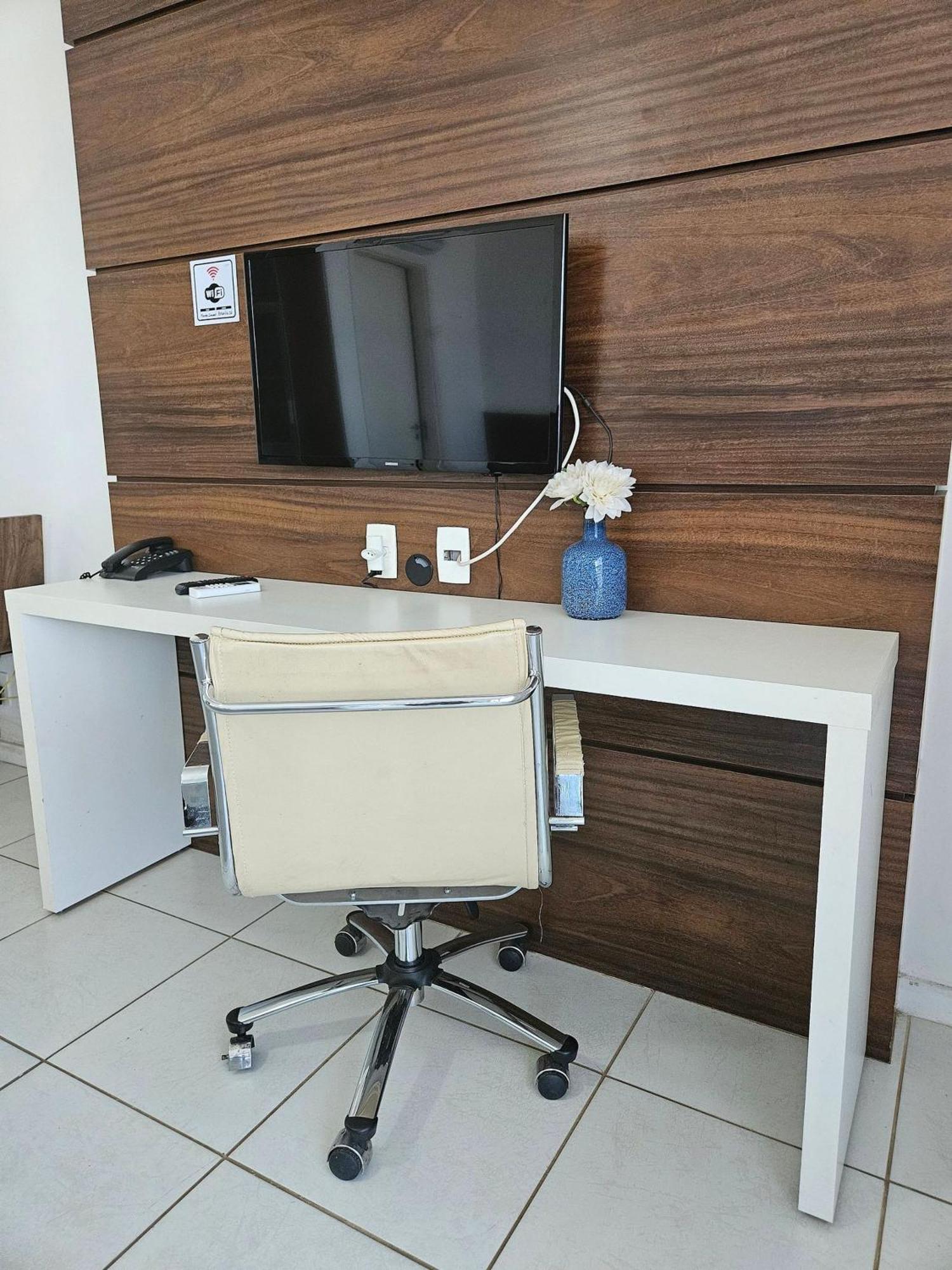 V909 Flat Bem Espacoso Com Varanda Vista Esplanada